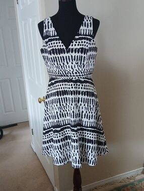 Linen Blend Ivanka Trump Black and White Printed V-Neck Fit-and-Flare Dress